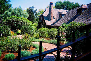 Illustration for article titled Exclusive Shots of Steve Jobs' Demolished House